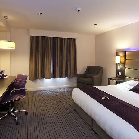 Premier Inn High Wycombe/Beaconsfield Exteriör bild