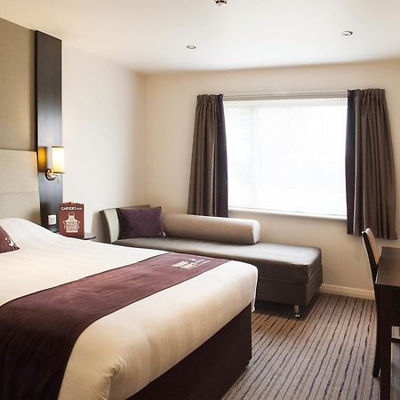 Premier Inn High Wycombe/Beaconsfield Exteriör bild