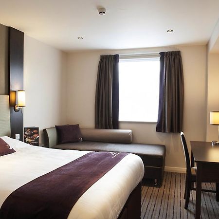 Premier Inn High Wycombe/Beaconsfield Exteriör bild