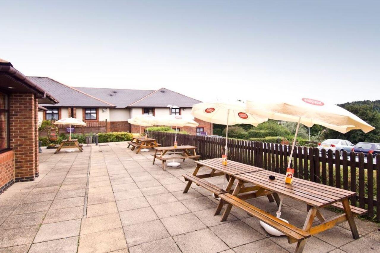 Premier Inn High Wycombe/Beaconsfield Exteriör bild