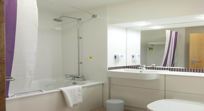 Premier Inn High Wycombe/Beaconsfield Exteriör bild