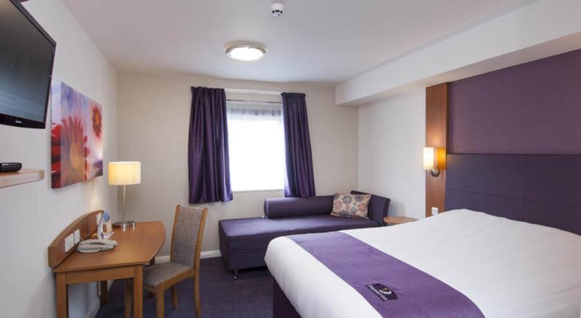 Premier Inn High Wycombe/Beaconsfield Exteriör bild