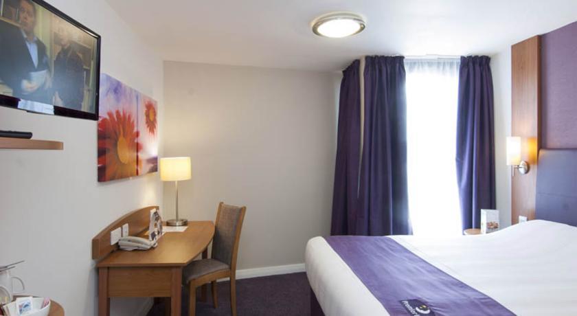 Premier Inn High Wycombe/Beaconsfield Exteriör bild