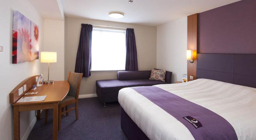 Premier Inn High Wycombe/Beaconsfield Exteriör bild