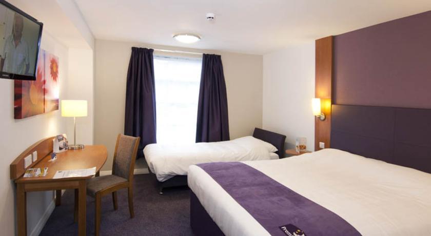 Premier Inn High Wycombe/Beaconsfield Exteriör bild