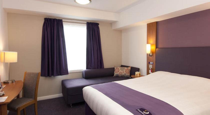 Premier Inn High Wycombe/Beaconsfield Exteriör bild