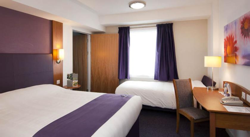 Premier Inn High Wycombe/Beaconsfield Exteriör bild