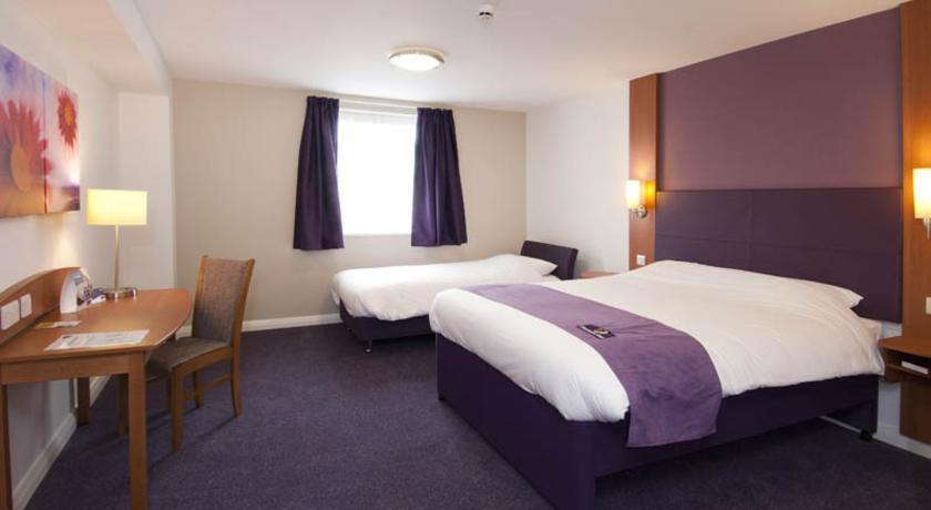 Premier Inn High Wycombe/Beaconsfield Exteriör bild