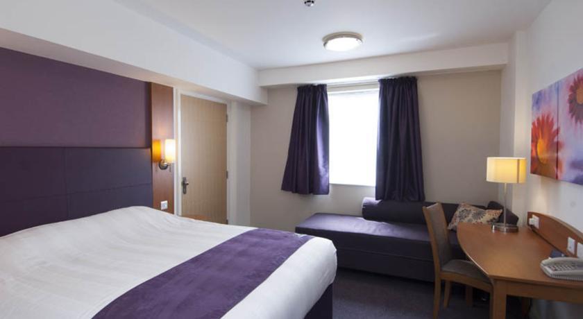 Premier Inn High Wycombe/Beaconsfield Exteriör bild