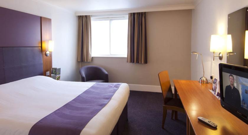 Premier Inn High Wycombe/Beaconsfield Exteriör bild