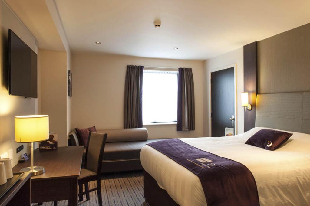 Premier Inn High Wycombe/Beaconsfield Exteriör bild