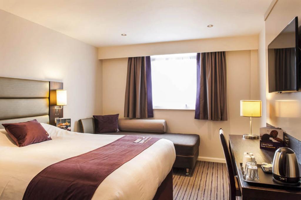 Premier Inn High Wycombe/Beaconsfield Exteriör bild