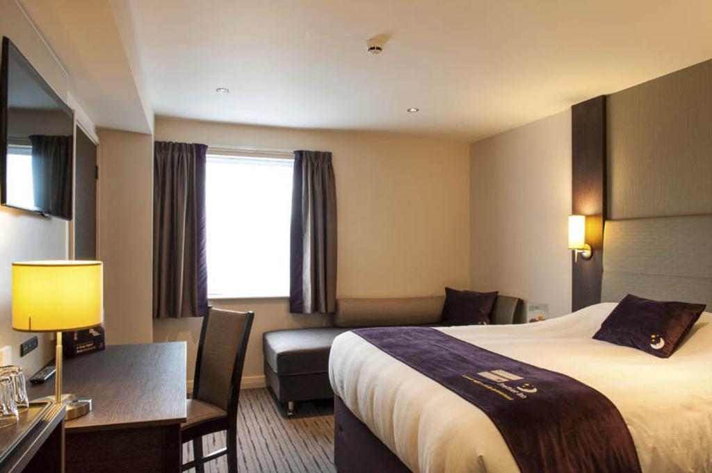 Premier Inn High Wycombe/Beaconsfield Exteriör bild