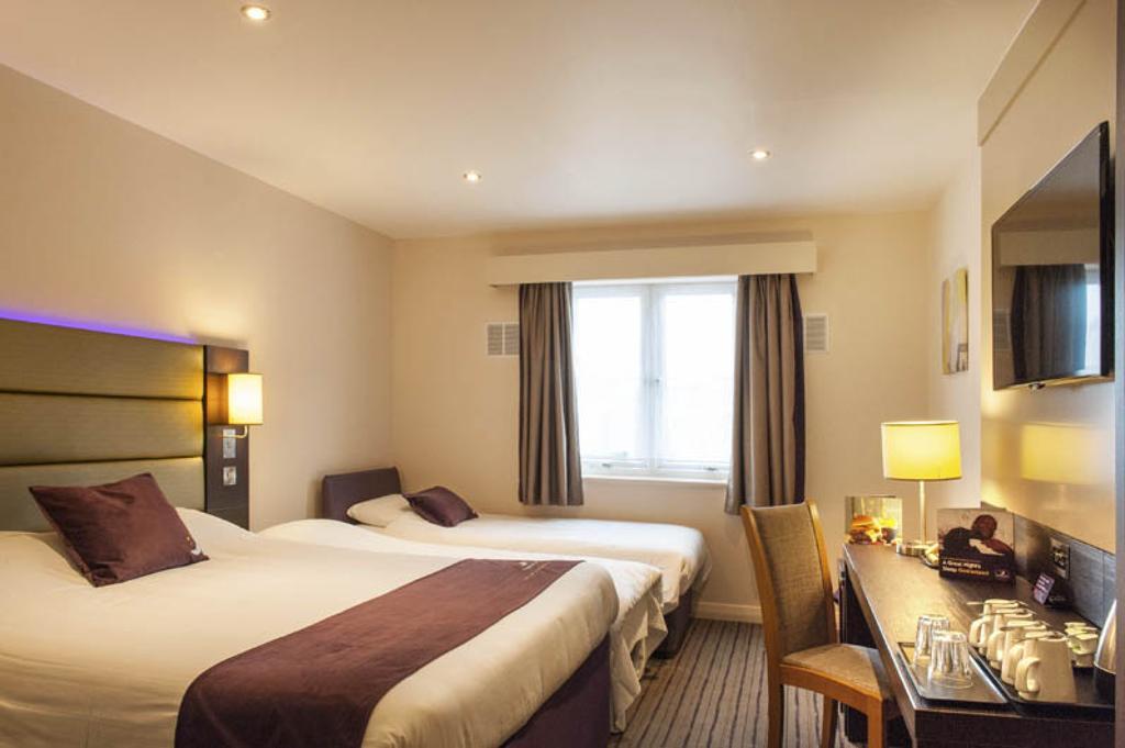 Premier Inn High Wycombe/Beaconsfield Exteriör bild
