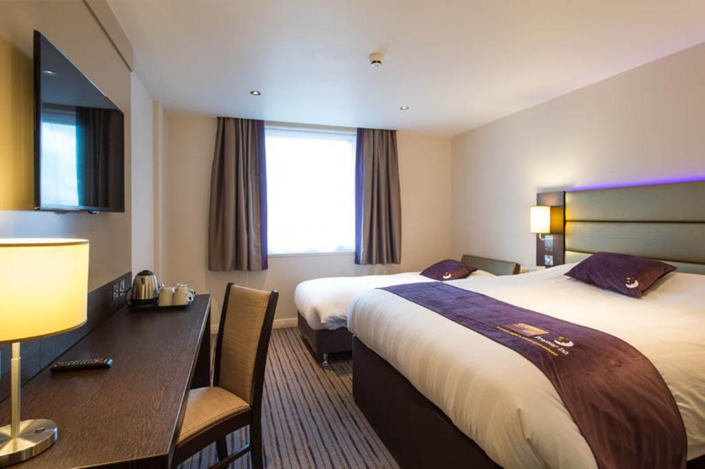 Premier Inn High Wycombe/Beaconsfield Exteriör bild