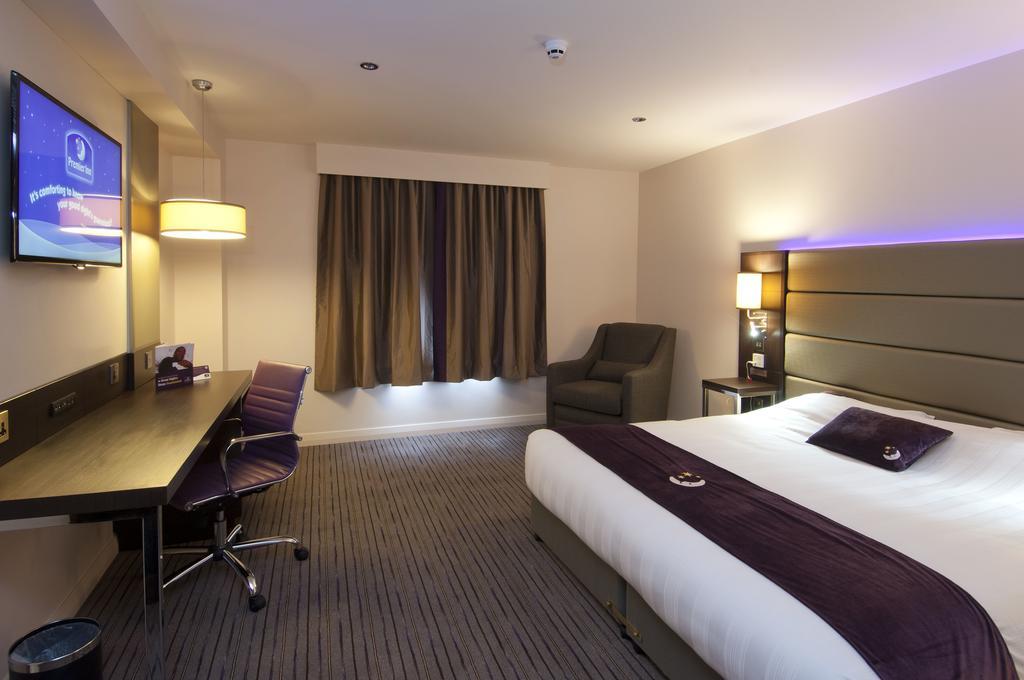 Premier Inn High Wycombe/Beaconsfield Exteriör bild