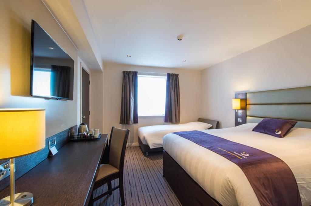 Premier Inn High Wycombe/Beaconsfield Exteriör bild