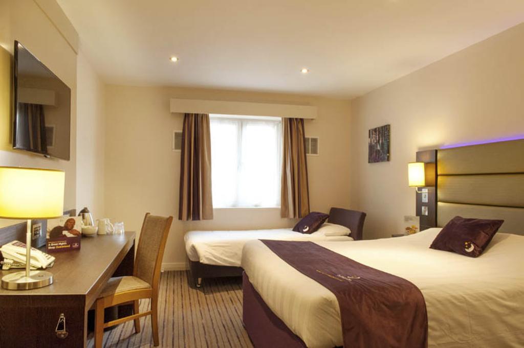 Premier Inn High Wycombe/Beaconsfield Exteriör bild