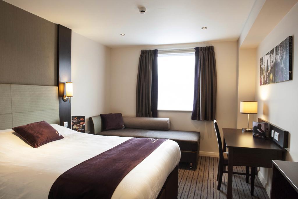 Premier Inn High Wycombe/Beaconsfield Exteriör bild