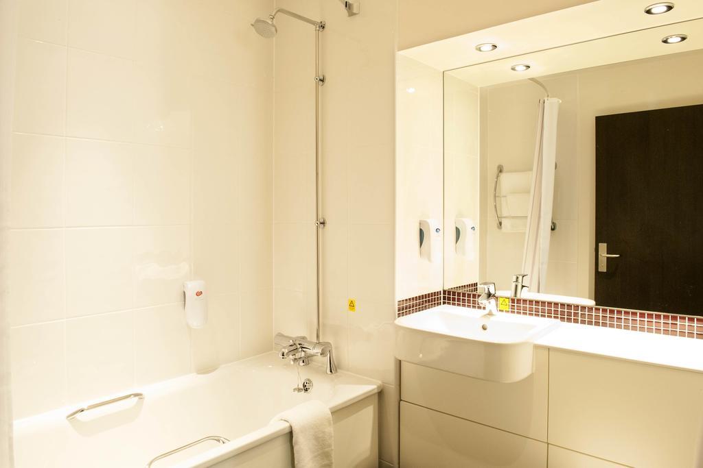 Premier Inn High Wycombe/Beaconsfield Exteriör bild