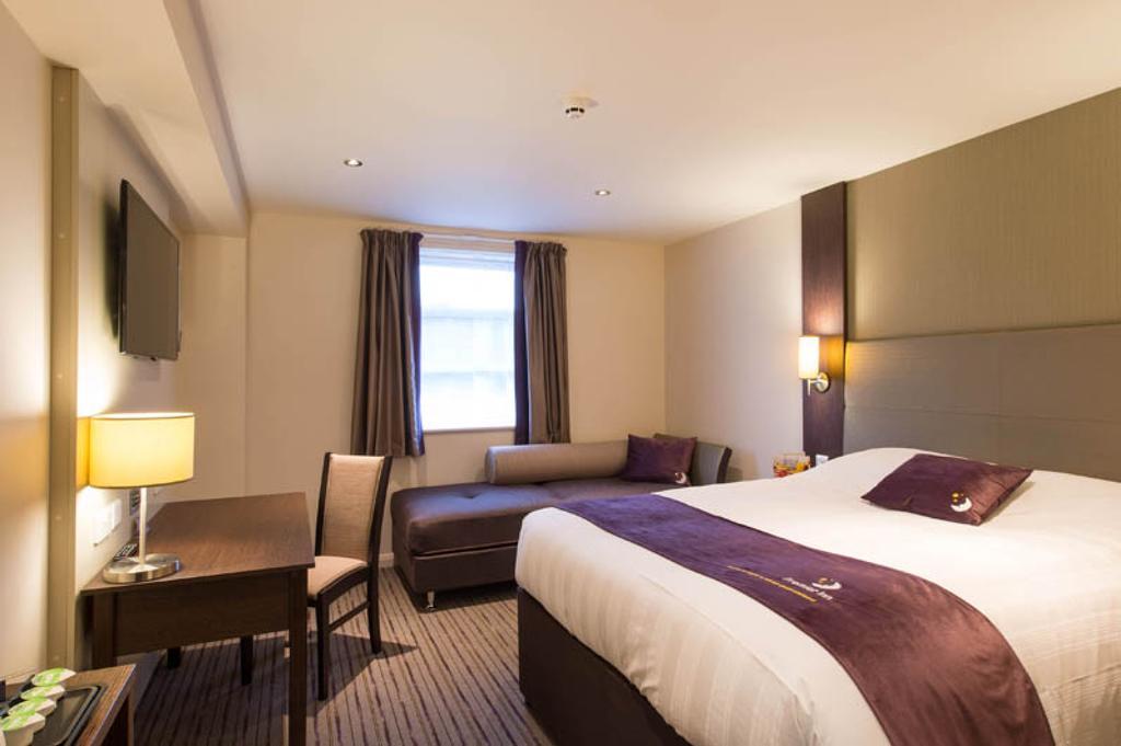 Premier Inn High Wycombe/Beaconsfield Exteriör bild