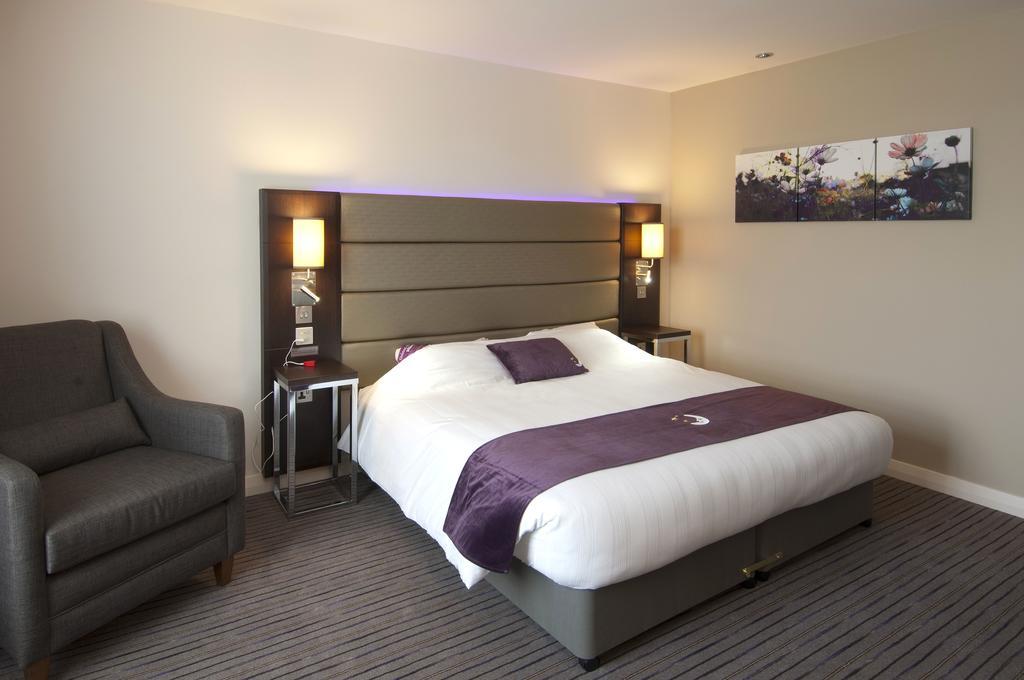 Premier Inn High Wycombe/Beaconsfield Exteriör bild