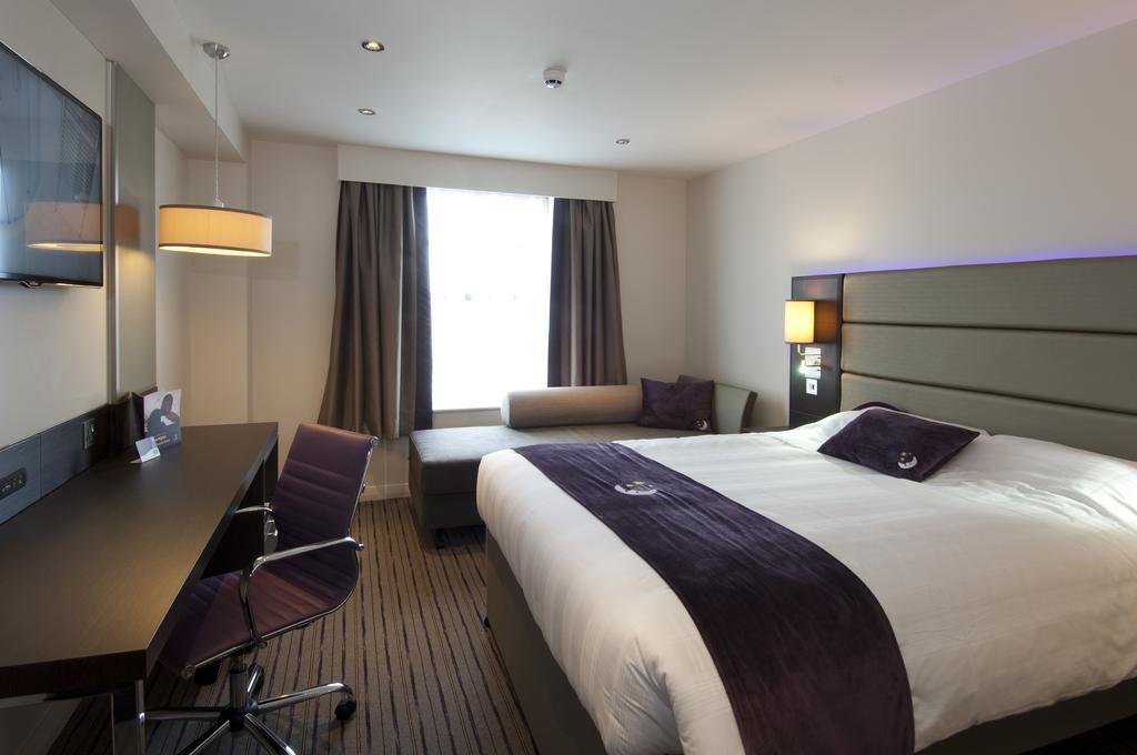 Premier Inn High Wycombe/Beaconsfield Exteriör bild
