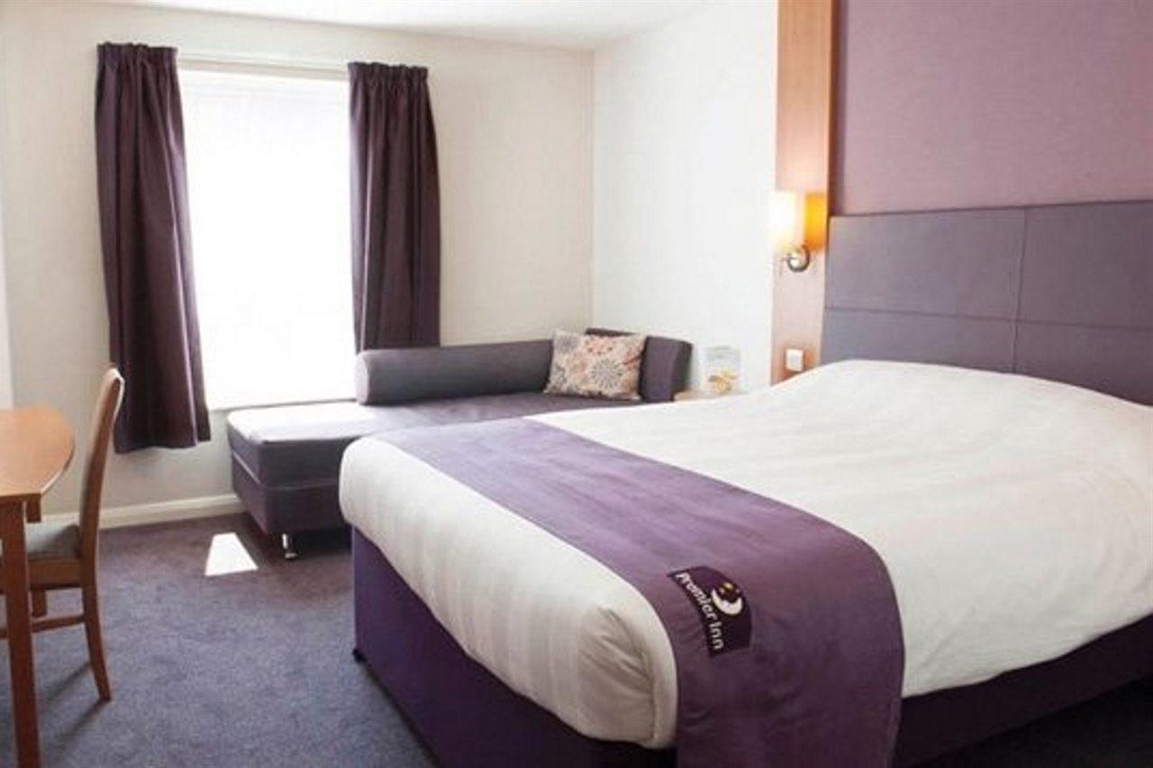 Premier Inn High Wycombe/Beaconsfield Exteriör bild