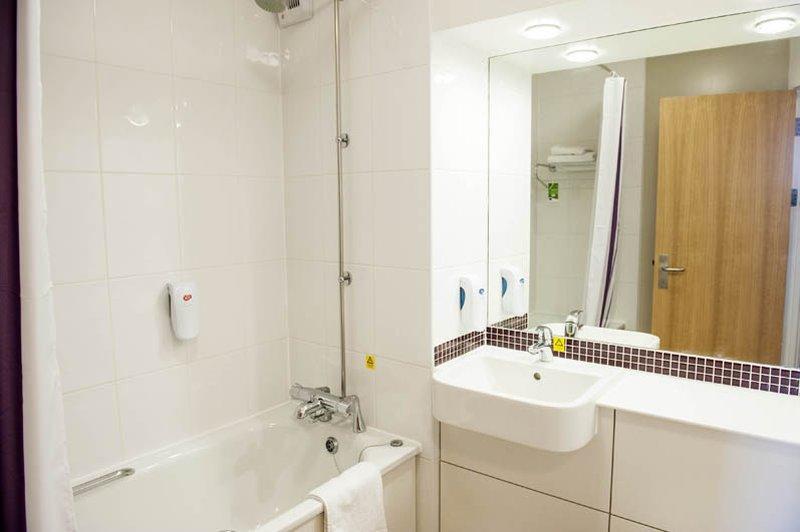 Premier Inn High Wycombe/Beaconsfield Exteriör bild